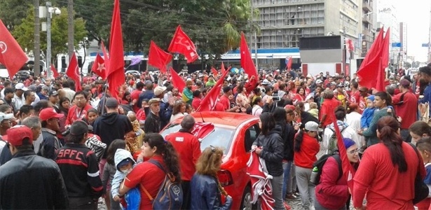 Manifestantes iniciam caminhada em Curitiba; PM calcula 600 pessoas, e organizadores falam em 4.000 - Reprodução/Twitter/Sofimagal