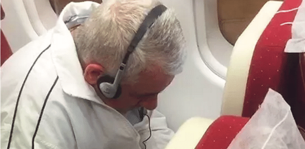 Henrique Pizzolato dorme durante voo que deixou a Itália nesta quinta (22) - Reprodução/TV Globo