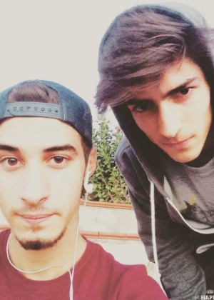 Os jovens turcos Muhammet Bozkurt, 17, e Caglar Savasci, 19, morreram atropelados enquanto tiravam uma selfie na estrada - Divulgação/Facebook