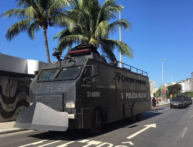 A PM deslocou grande efetivo, incluindo o blindado "caveirão", para os atos em Copacabana, no Rio - Hanrrikson de Andrade/UOL