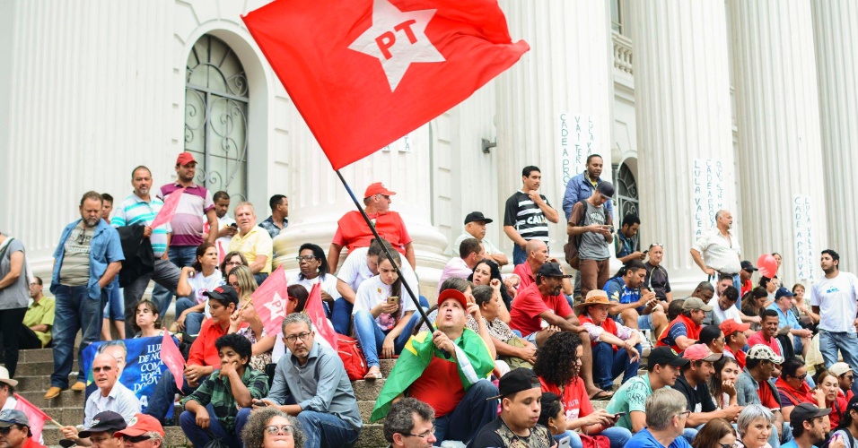 28.mar.2018 - Movimentação durante Caravana Lula Pelo Brasil na Praça Santos Andrade, centro da cidade de Curitiba (PR), nesta quarta-feira (28). O ex presidente Luiz Inácio Lula da Silva participa do evento.