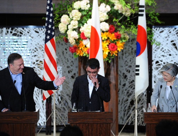 Mike Pompeo, ao lado dos ministros das Relações Exteriores do Japão e Coreia do Sul - David Mareuil/Pool via Reuters 