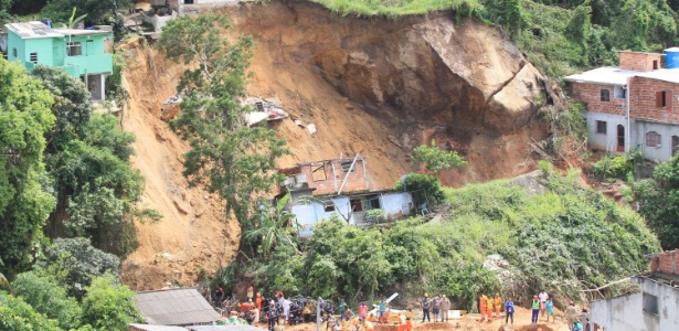 Uma pedra rolou do alto do morro e atingiu casas durante a madrugada - José Lucena/Futura Press