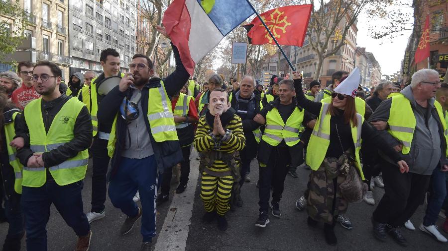 "Coletes amarelos" protestam em Tolouse, na França; movimento é composto por simpatizantes de várias vertentes ideológicas - Pascal Pavani/AFP