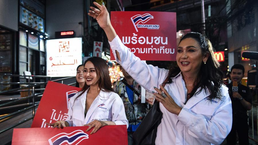13.fev.2019 - Pauline Ngarmpring (dir.), candidata trans ao posto de premiê da Tailândia, durante atividade de campanha eleitoral - Lillian Suwanrumpha/AFP