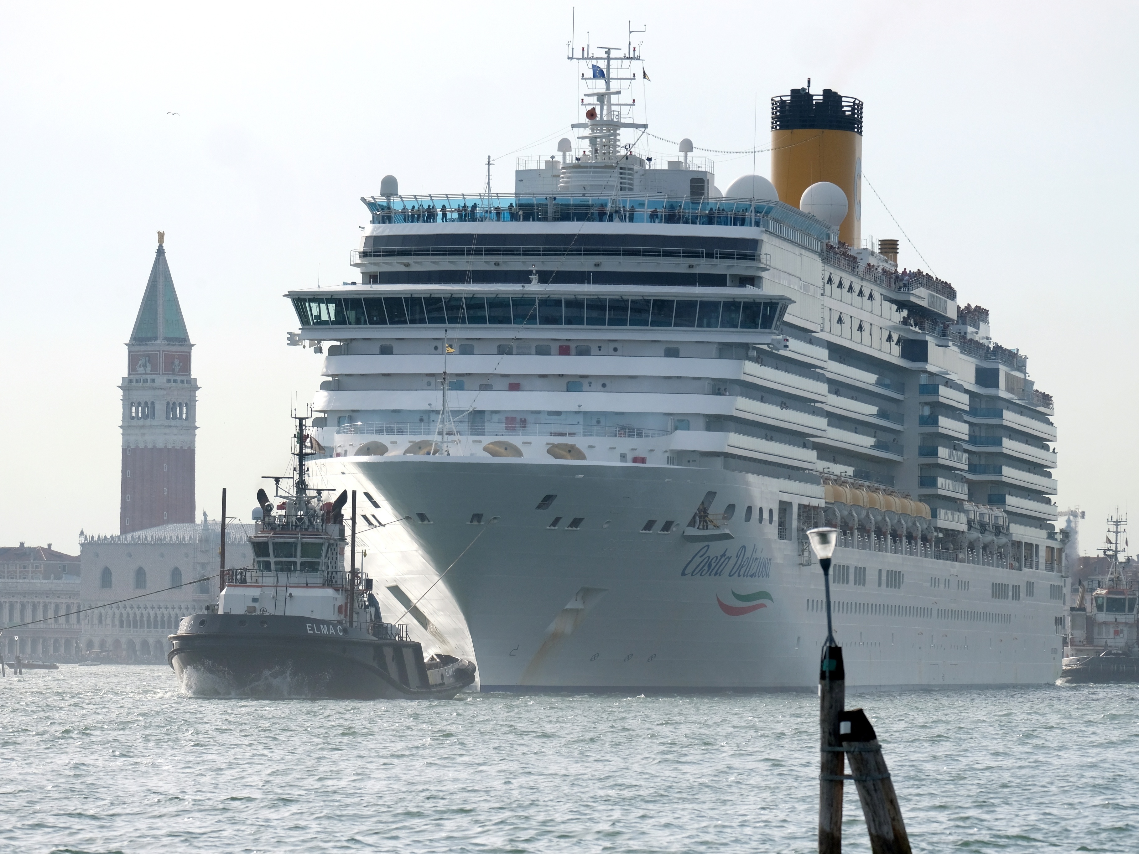 Navio de cruzeiro perde controle em Veneza e quase bate em iate -  08/07/2019 - UOL Notícias