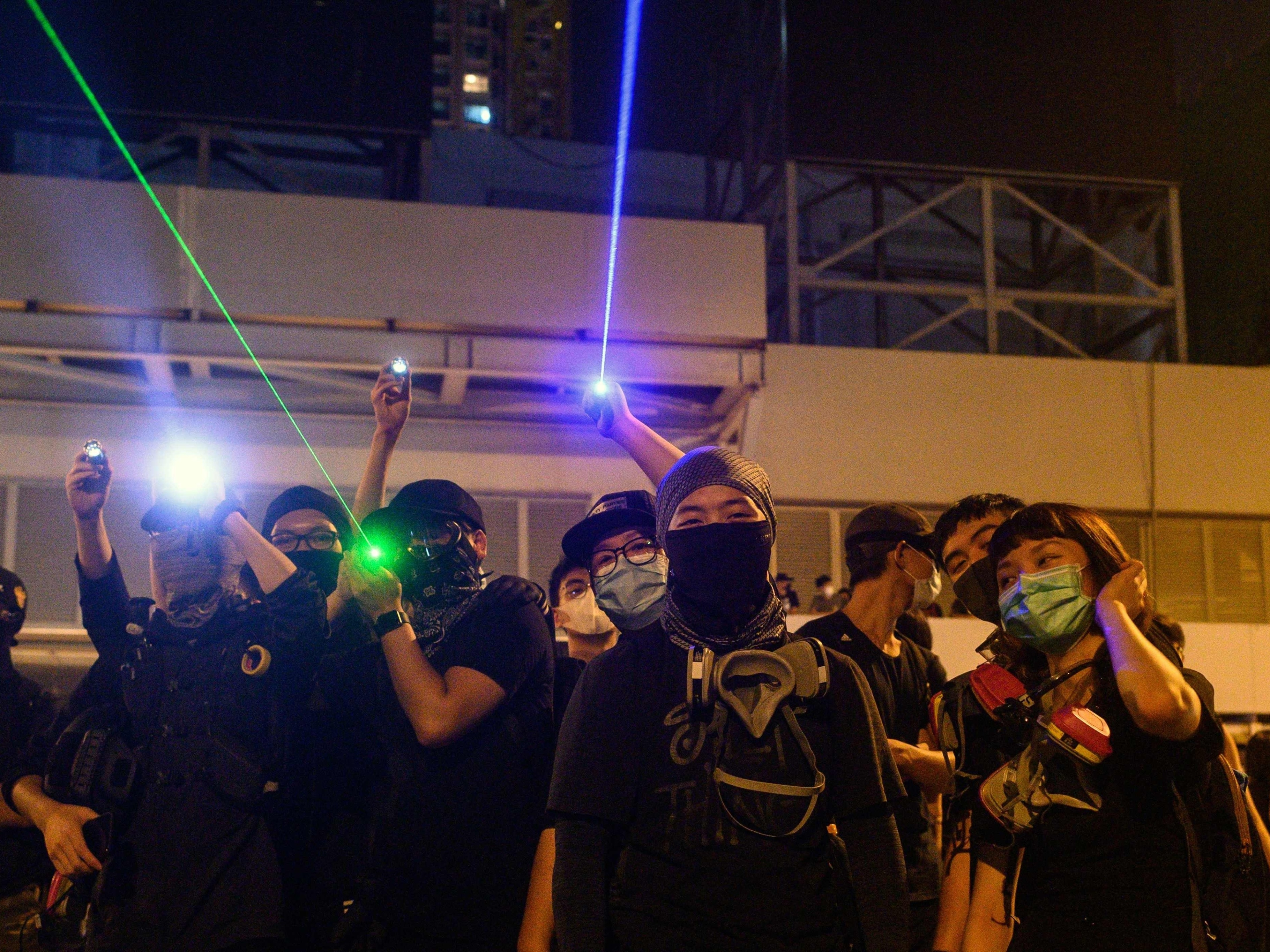Peões não desviam olhos do telemóvel para atravessar a rua? Hong Kong tem  uma solução luminosa