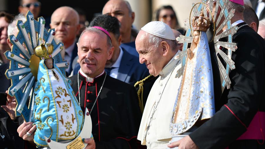 O Papa Francisco acompanhou a entrega da estátua de Nossa Senhora levada durante a guerra das Malvinas - Alberto Pizzoli/AFP