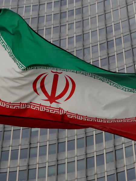 Bandeira do Irã em frente ao edifício-sede da AIEA em Viena - Leonhard Foeger
