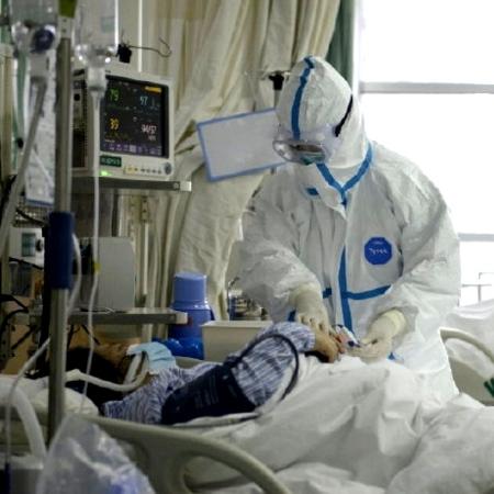 Uma foto divulgada pelo Hospital Central de Wuhan mostra a equipe médica atendendo o paciente infectado com o coronavírus - Reuters