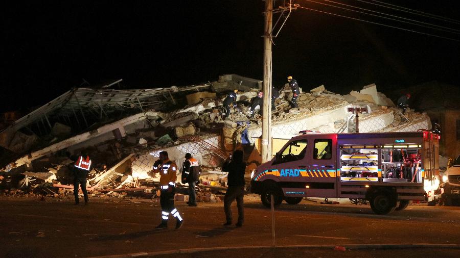 24.jan.2020 - Equipes de resgates buscam por sobreviventes nos escombros de um prédio após terremoto de magnitude 6,8 - Ihlas News Agency (IHA)/via Reuters