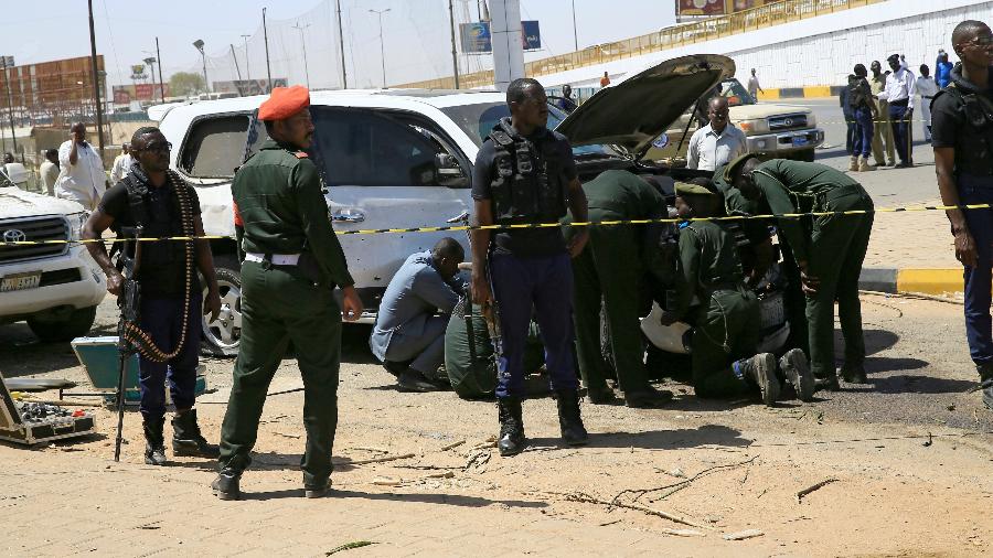 Seguranças cercam carro onde o primeiro-ministro do Sudão, Abdallah Hamdok, sofreu atentado - Mohamed Nureldin Abdallah/Reuters
