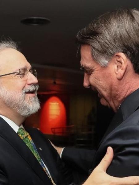 Aras, procurador-geral da República, cumprimenta o presidente Bolsonaro: amigos demais? - Isac Nóbrega/PR