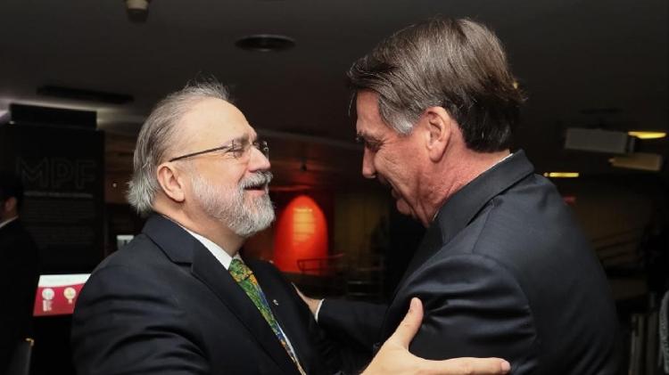 Augusto Aras é acusado de travar investigações contra Bolsonaro