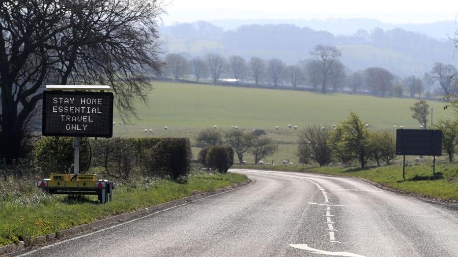 15.abr.2020 - Placa em estrada de Northumberland, Reino Unido, reforça necessidade de respeito à quarentena: "Fique em casa" - Owen Humphreys/PA Images via Getty Images