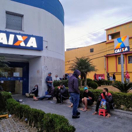 Pessoas aguardam a abertura de uma agência Caixa na Avenida Dona Belmira Marin, no Grajaú, em São Paulo  - Cleber Souza/UOL