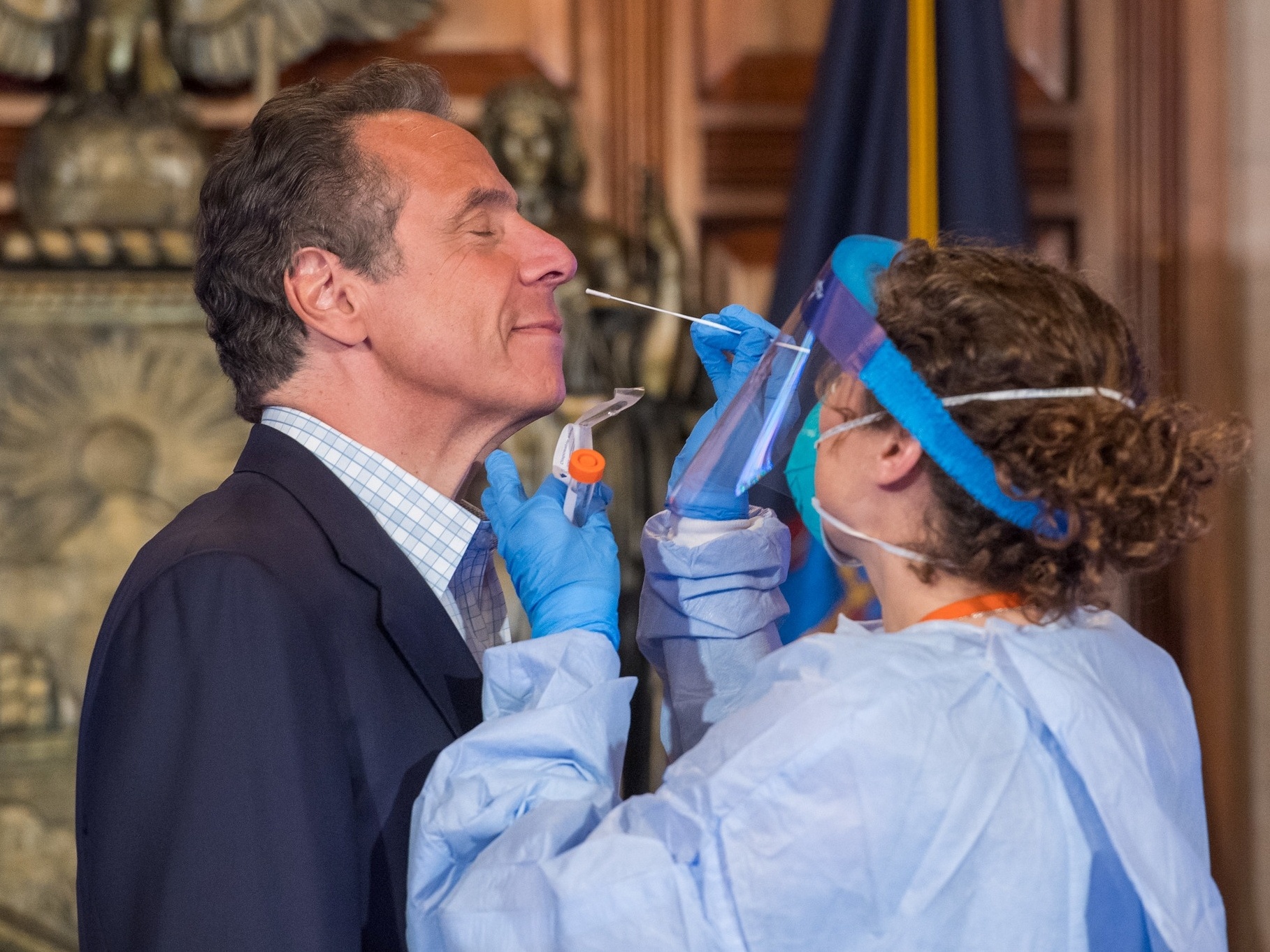 Andrew Cuomo, governador de Nova York, faz teste de coronavírus ao vivo  pela TV