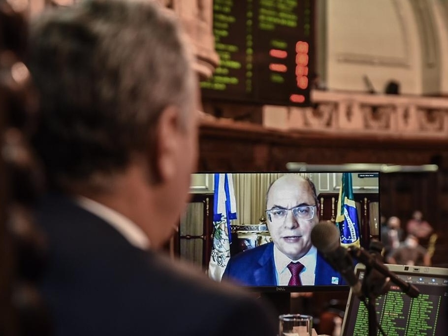 Votação de impeachment de Witzel atraiu poucos manifestantes à escadaria da  Alerj - Rio - Extra Online