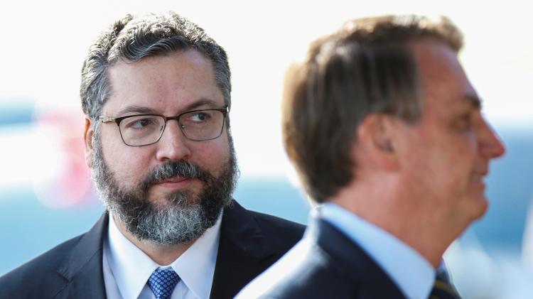 4.mai.2020 - O ex-chanceler Ernesto Araujo e o presidente Jair Bolsonaro - Ueslei Marcelino/Reuters - Ueslei Marcelino/Reuters