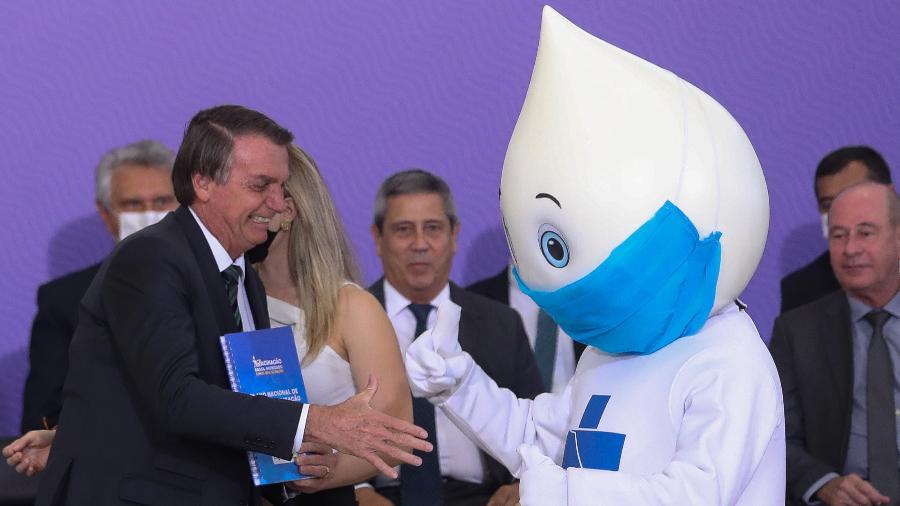 Jair Bolsonaro tenta cumprimentar Z Gotinha, mas acaba abraando personagem - Gabriela Bil/Estado Contedo