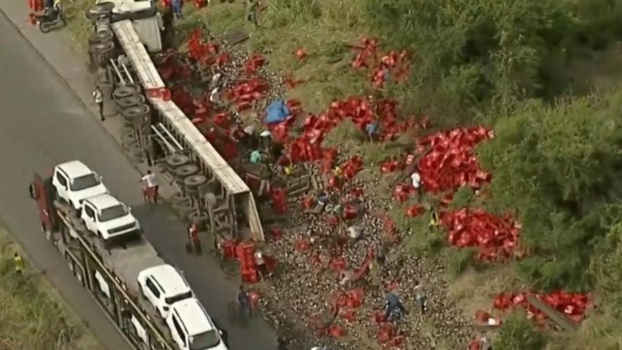 Caminhão com cerveja é visto tombado em rodovia pernambucana - Reprodução/GloboNews