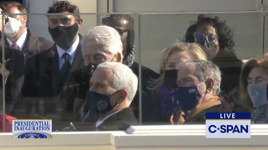 Bill Clinton foi flagrado durante a transmissão da cerimônia de posse do presidente eleito Joe Biden - Reprodução 
