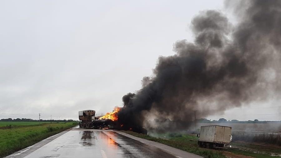 Caminhões pegam fogo em engavetamento no MT - Divulgação