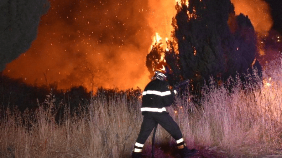 Onda de calor do Mediterrâneo levou à propagação de incêndios florestais em todo sul da Itália - Reuters