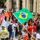 Manifestante segura bandeira brasileira em ato contra Bolsonaro em Belém - MARX VASCONCELOS/FUTURA PRESS/FUTURA PRESS/ESTADÃO CONTEÚDO