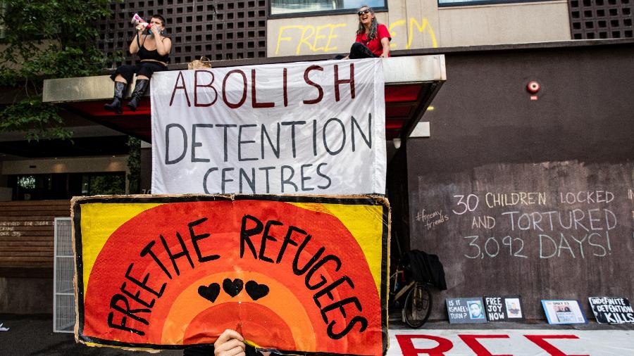 Na imagem: ativistas protestam do lado de fora do Park Hotel, em Melbourne, na Austrália - Diego Fedele/Getty Images