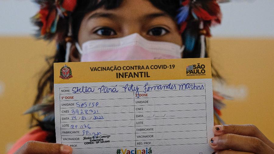 Stella Pará Poty Fernandes Martins, 09 anos, criança indígena da etnia Poty, uma das primeiras crianças a receber a primeira dose da vacina na faixa etária de 5 a 11 anos contra a covid em SP - SUAMY BEYDOUN/AGIF - AGÊNCIA DE FOTOGRAFIA/AGIF - AGÊNCIA DE FOTOGRAFIA/ESTADÃO CONTEÚDO