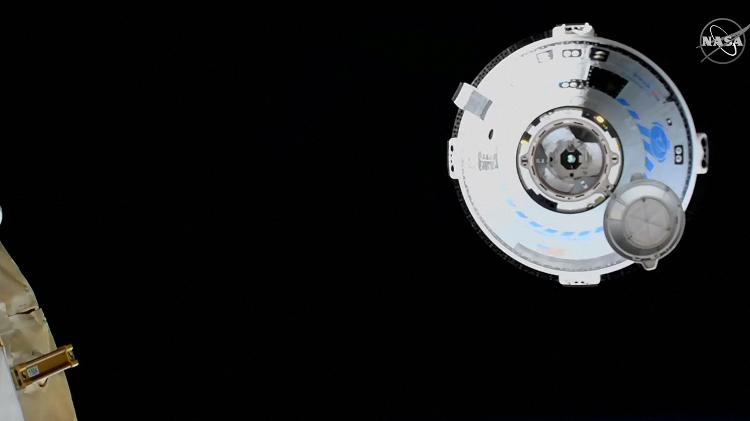 Captura de tela da TV da Nasa mostra cápsula Starliner CST-100, da Boeing, chegando à Estação Espacial Internacional - Nasa TV/AFP - Nasa TV/AFP