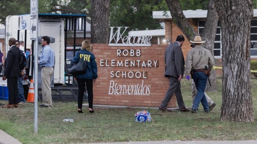 Os policiais invadiram a sala de aula e mataram o atirador, identificado como Salvador Ramos, de 18 anos - Jordan Vonderhaar / GETTY IMAGES NORTH AMERICA / Getty Images via AFP
