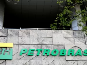 Ação da Petrobras cai após redução no preço da gasolina e do gás de cozinha