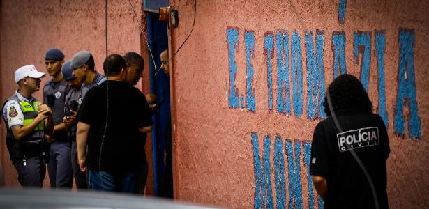 Policiais em frente à escola Thomázia Montoro na Vila Sônia, na zona oeste de São Paulo