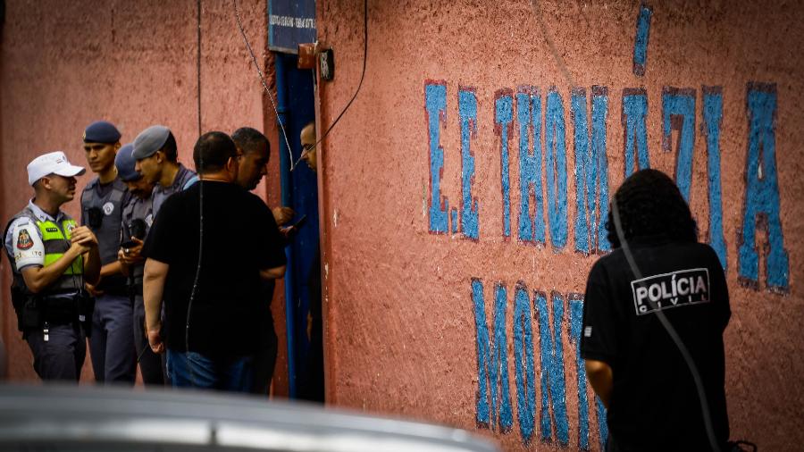 Policiais em frente à escola Thomázia Montoro na Vila Sônia, na zona oeste de São Paulo - Aloisio Mauricio/Foto Arena/Estadão Conteúdo