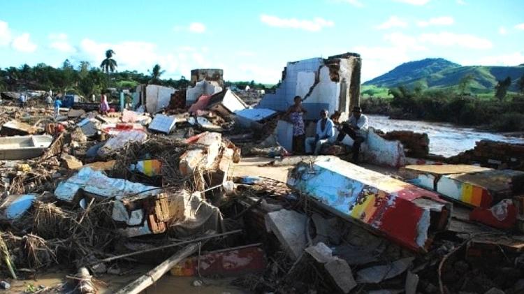 21.jun.2010 - Cenário de destruição em União dos Palmares (AL) após rio Mundaú transbordar