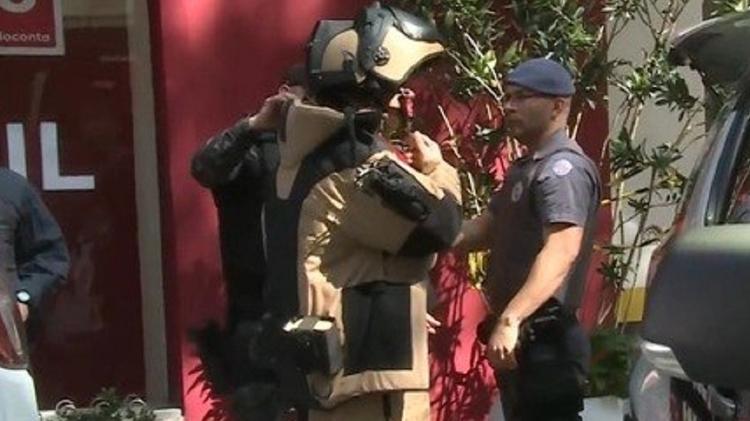 Agente coloca traje anti-bomba para checar suspeita de artefato na 13 de Maio
