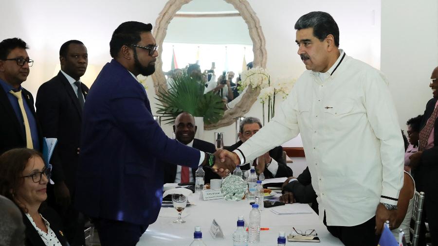 14.dez.2023 - O presidente da Venezuela, Nicolás Maduro, apertando a mão do presidente da Guiana, Irfaan Ali, durante uma reunião em São Vicente e Granadinas