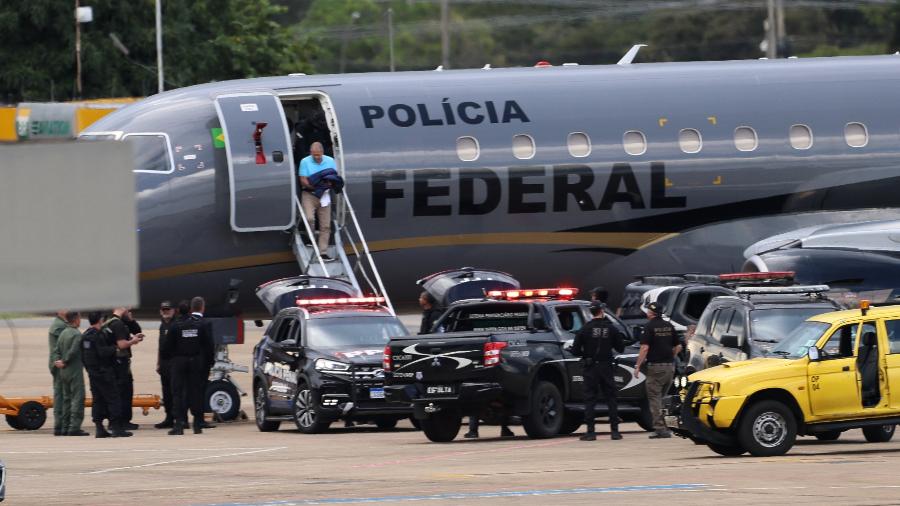 23.mar.2024 - Mandantes do assassinato de Marielle Franco descendo do avião da PF no aeroporto de Brasília