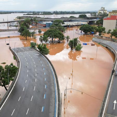 O centro de Porto Alegre ficou inundado após tempestades no Rio Grande do Sul