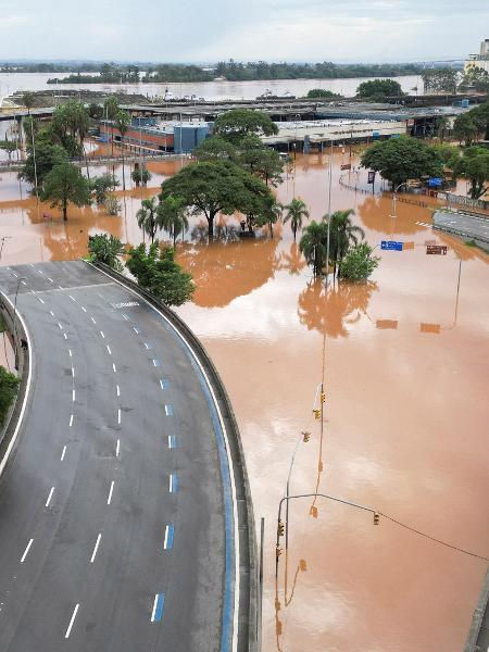 O centro de Porto Alegre ficou inundado após tempestades neste fim de semana