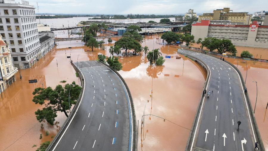 O centro de Porto Alegre ficou inundado após tempestades - Renan Mattos/Reuters