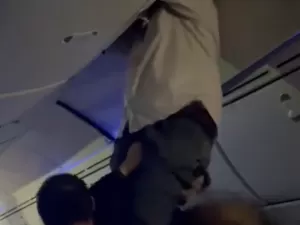 Passageiro é resgatado do teto após turbulência em voo internacional; vídeo