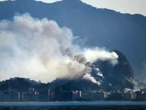 Imagens aéreas mostram incêndio na comunidade Pavão-Pavãozinho, no Rio