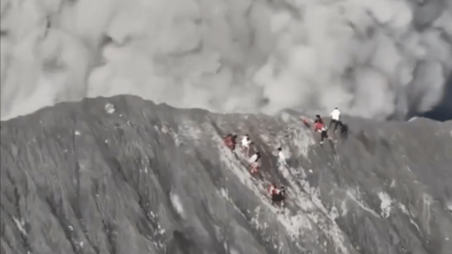 Grupo fazia alpinismo quando vulcão eruptiu 