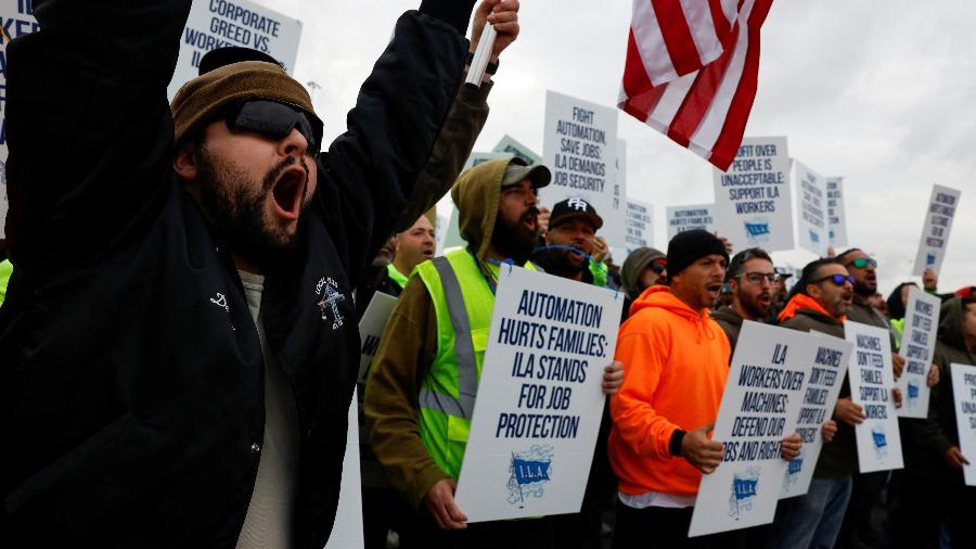 1.out.2024 - Greve nos Estados Unidos bloqueia portos, como o de New Jersey - REUTERS/Shannon Stapleton