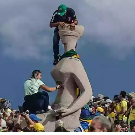 Estátua A Justiça vandalizada no 8 de janeiro de 2023 - Folhapress