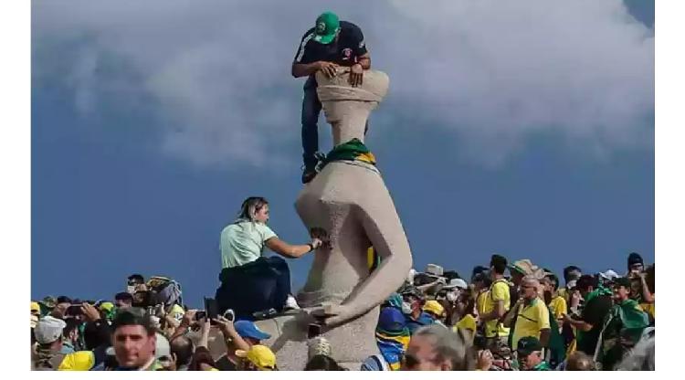 Estátua A Justiça, de Alfredo Ceschiatti, que fica em frente ao STF, foi vandalizada no 8 de janeiro de 2023 Estátua A Justiça, de Alfredo Ceschiatti, que fica em frente ao STF, foi vandalizada no 8 de janeiro de 2023