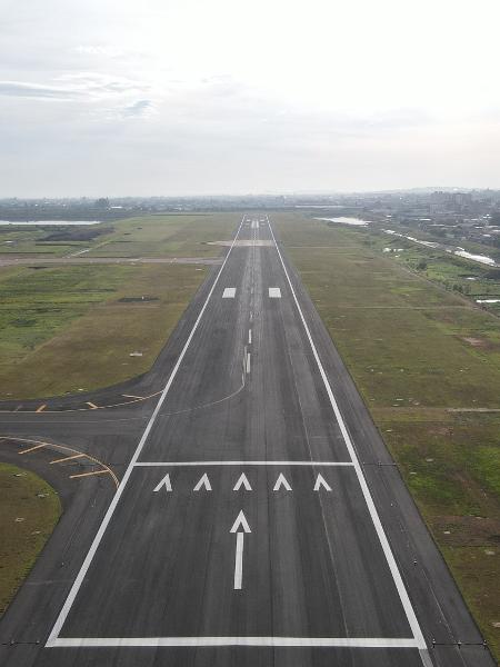 Pista de pouso e decolagem do Aeroporto Internacional Salgado Filho após a conclusão das obras de recuperação